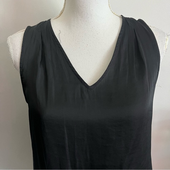 Banana Republic • Very Dark Navy Sleeveless Tank Top - Picture 2 of 5